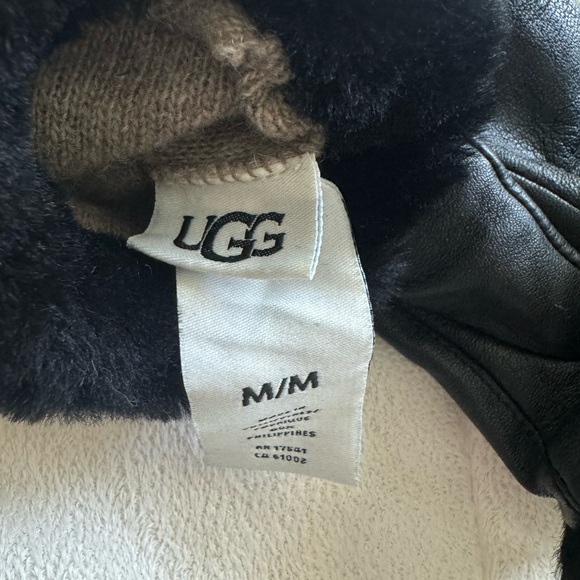 UGG Black Gloves - Picture 2 of 5